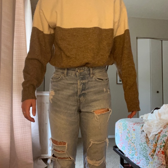 Soft Boxy Turtleneck Sweater - Picture 3 of 4